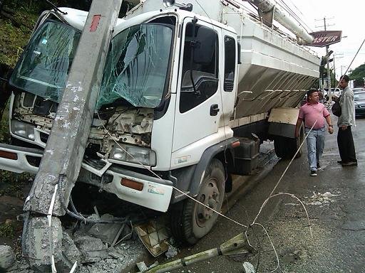 Camion sin frenos choca con un un tendido electrico en Juan Lopito Moca